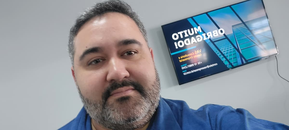 Valmir Assis Santana no escritório